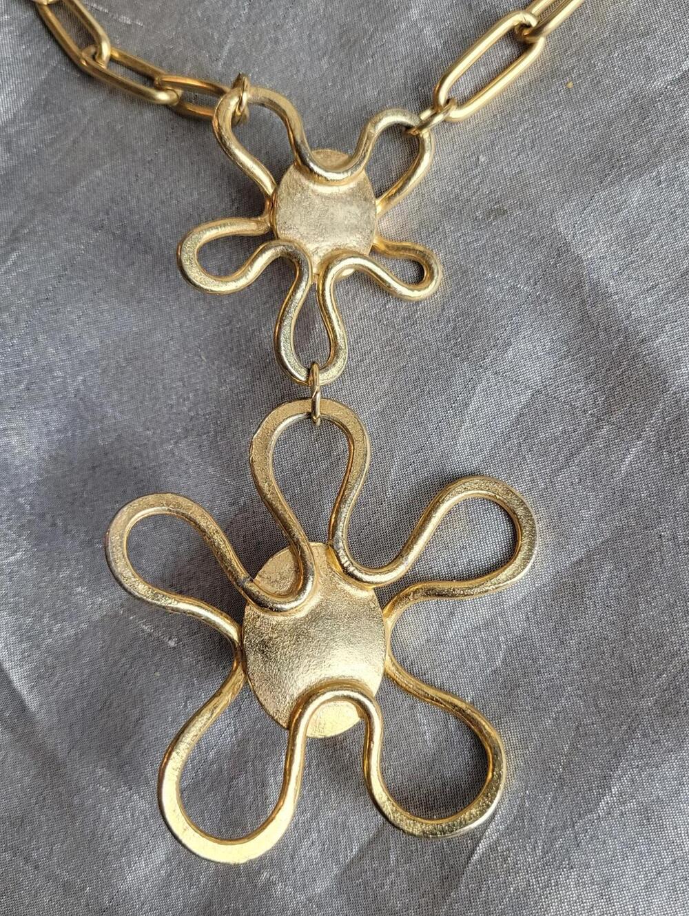 Vintage Style Gold Tone Chain Necklace with White Oval Flower Pendants - Picture 4 of 5